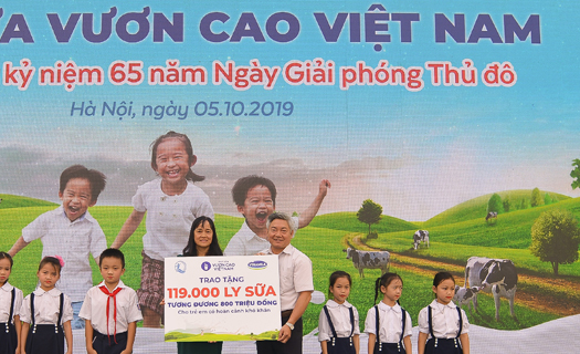 Vinamilk trao tặng 119.000 ly sữa cho trẻ em Hà Nội
